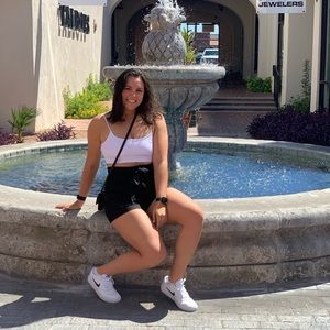 Meet your Posher, Selin